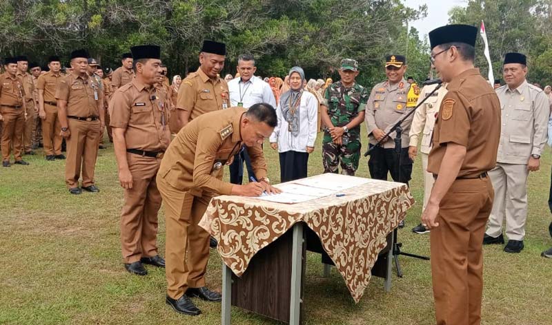 Pj Sekda Kuansing dr H Fahdiansyah SpOg menyaksikan penandatanganan netralitas ASN di lingkungan Pemkab Kuansing di lapangan upacara Kompleks Pemkab Kuansing
