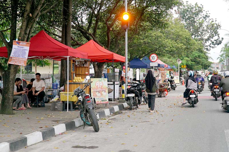 Pedagang kaki lima (PKL) berjualan di atas trotoar dan bahu Jalan Pattimura, Pekanbaru, Senin (23/9/2024).