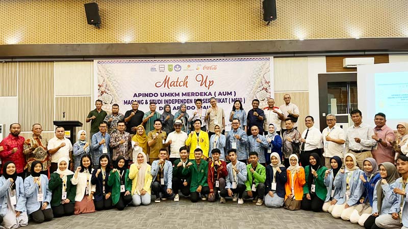 Jajaran Pimpinan Apindo Riau berfoto bersama tamu undangan, sponsor, UMKM dan mahasiswa dalam acara pembukaan Match Up Apindo UMKM Merdeka (AUM) MSIB