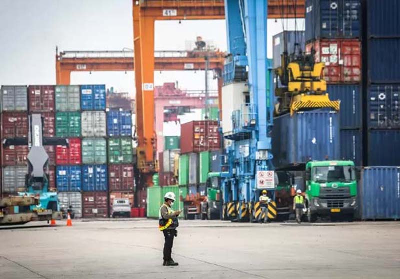 Aktivitas bongkar muat peti kemas di Pelabuhan Tanjung Priok, Jakarta, beberapa waktu lalu.
