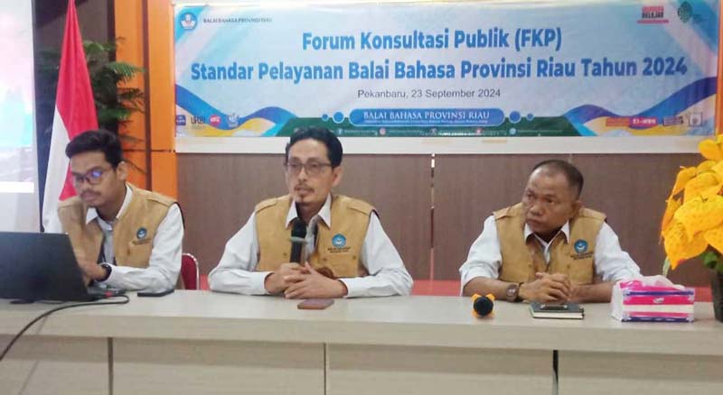 Kepala Balai Bahasa Provinsi Riau Toha Machsum MAg (tengah)  saat memberikan sambutan dalam acara Forum Konsultasi Publik (FKP) Standar Pelayanan BBPR 2024 di Pekanbaru