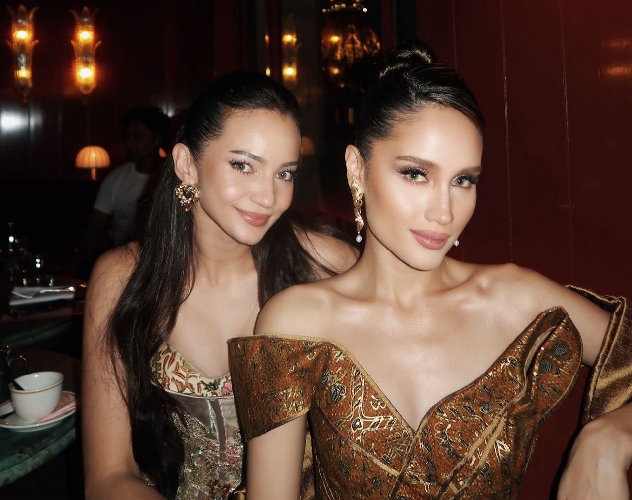 Enzy Storia dan Cinta Laura saat dibalut batik saat tampil di Paris Fashion Week.