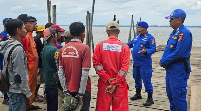 Kasat Polairud Polres Siak AKP JA Purba, bersama personel memberikan pengarahan kepada masyarakat dalam sambang pesisir di Kampung Mengkapan, Kecamatan Singai Apit, Selasa (24/9/2024).