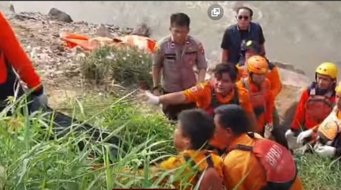 Petugas dari tim SAR gabungan  melakukan evakuasi 7 mayat yang ditemukan di Kali Bekasi