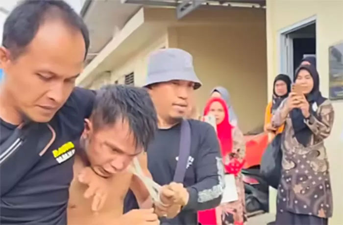 Tersangka pelaku rudapaksa dan pembunuhan gadis penjual gorengan saat ditahan di Polres Padang Pariaman
