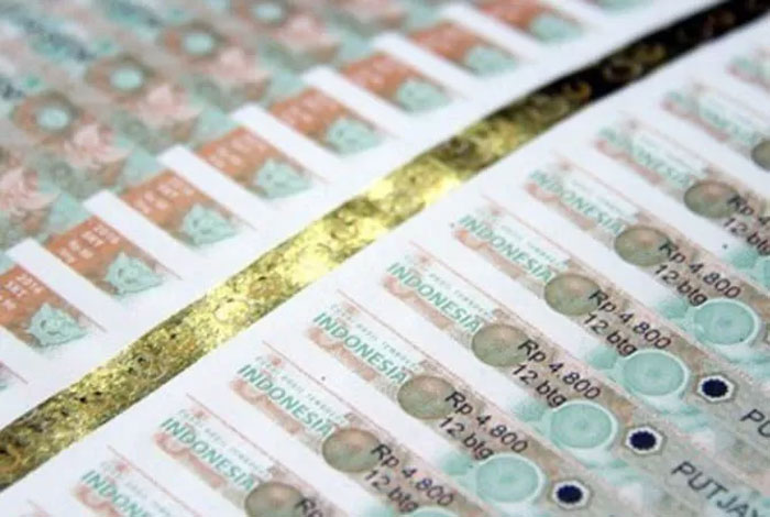 Tarif cukai rokok atau Cukai Hasil Tembakau (CHT) yang direncanakan naik tahun 2025 mendatang batal diterapkan pemerintah