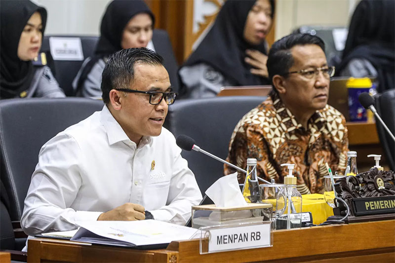 Menpan RB Abdullah Azwar Anas dan Menteri Hukum dan Hak Asasi Manusia Supratman Andi Agtas menyampaikan tanggapan pemerintah pada rapat kerja dengan Baleg DPR di Kompleks Parlemen, Senayan, Jakarta