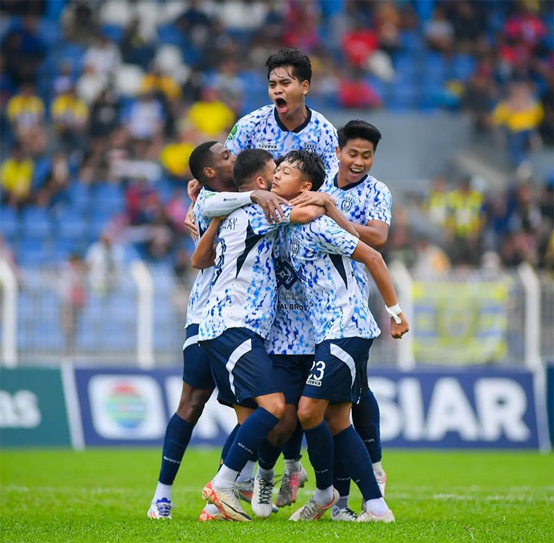 Skuad PSPS Pekanbaru selebrasi usai menjebol gawang Persikota di Stadion Benteng Reborn, Tangerang, Banten pada Rabu (25/9/2024).
