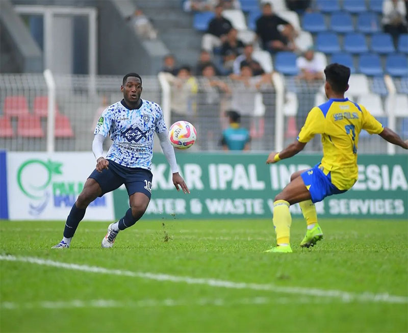 Pemain PSPS Pekanbaru, Jhon Edy Mena saat laga menghadapi  Persikota di Stadion Benteng Reborn, Tangerang, Banten pada Rabu (25/9/2024).
