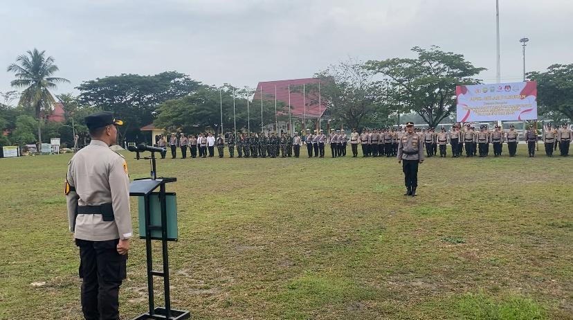 Wakapolres Siak Kompol Ade Zaldi pimpin apel gelar pasukan di Lapangan Tugu depan Istana Siak, Rabu (25/9/2024).