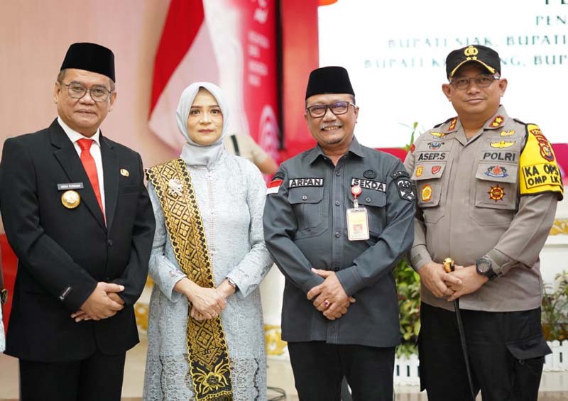 Penjabat Sementara (Pjs) Bupati Siak Indra Purnama dan istri foto bersama Sekda Siak Arfan Usman dan Kapolres AKBP Asep Sujarwadi di Balai Serindit, Gedung Daerah Riau, Jalan Diponegoro Pekanbaru.