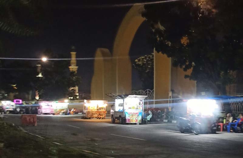 Pedagang minuman menggunakan mobil dan gerobak berjualan di pinggir Jalan Hang Tuang, Selasa (24/9/2024).