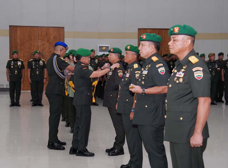 Pangdam I/BB Mayjen TNI Mohammad Hasan saat memimpin Sertijab Danrem 031/WB&nbsp;dari Brigjen TNI Dany Rakca Andalasawan ke Brigjen TNI Sugiyono