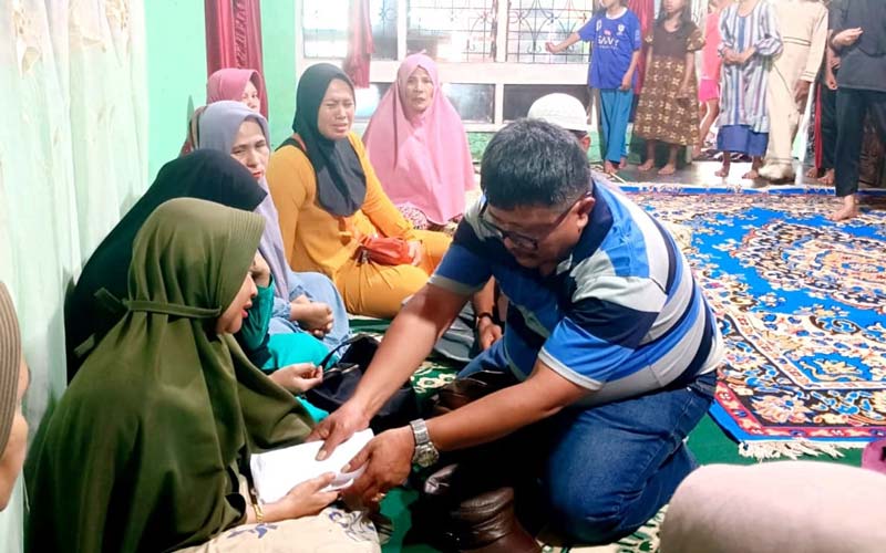 Humas PT Arjuna Anto Reza menyerahkan santunan kepada keluarga korban di rumah duka di Duri, Selasa (24/9/2024).