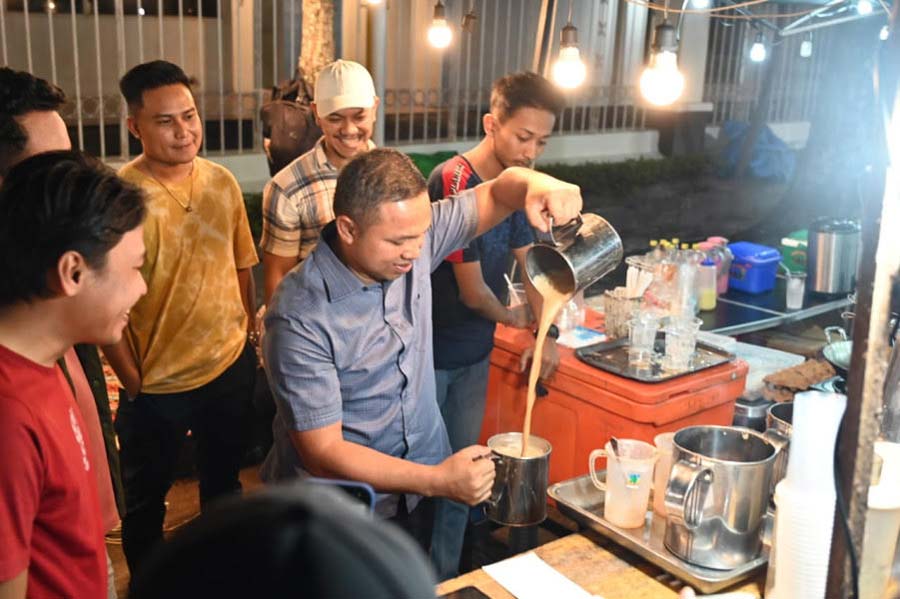 Calon Gubernur Riau Abdul Wahid mengunjungi bazar kuliner di Pekanbaru, akhir pekan lalu.