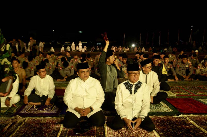 Calon Gubernur Riau M Nasir dan Cawagubri M Wardan dalam kegiatan Doa Bersama Pilkada Damai dan Kondusif yang ditaja Mapolda Riau, Selasa (24/9/2024).