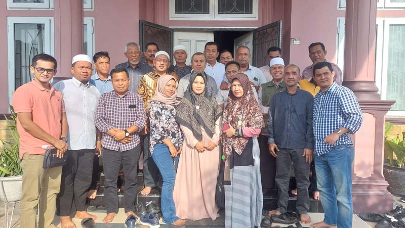 Calon Gubernur Riau Syamsuar foto bersama dengan Tim Relawan Suwai Rohul usai pertemuan.