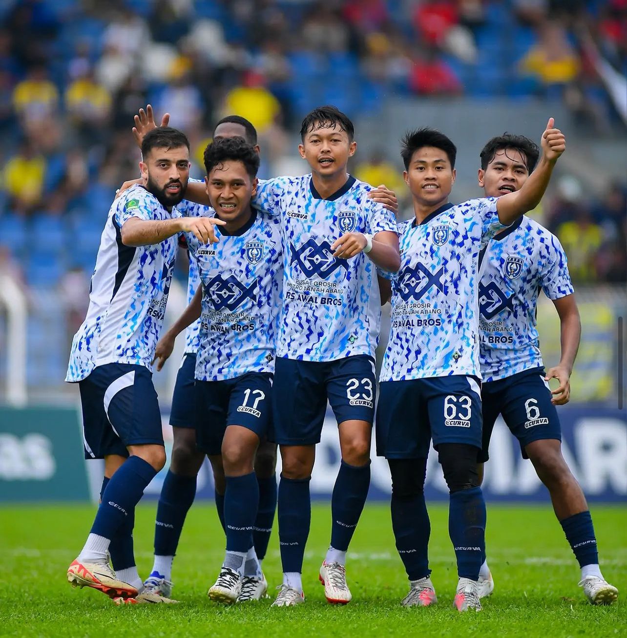 Omid Popalzay (paling kiri) bersama rekan setimnya merayakan gol kemenangan PSPS Pekanbaru saat bertandang ke Persikota Tangerang di Stadion Benteng Reborn, Rabu (25/9/2024).