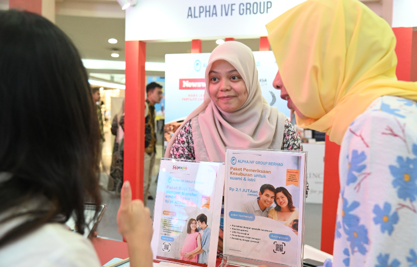 Dua pengunjung mendapatkan informasi terkait program Alpha IVF & Women&rsquo;s Specialists di Malaysia Healthcare Expo dalam Jakarta Expo, baru-baru ini.