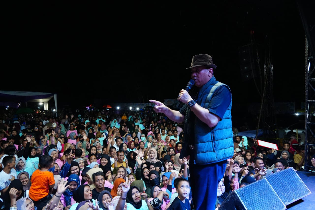 Calon urut 1, Dr H Suhardiman Amby MM menemui masyarakat Muara Petai Kecamatan Pucuk Rantau usai mengukuhkan Tim Prosa, Selasa (24/9/2024) malam.