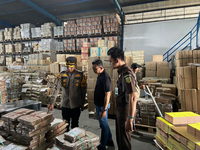 Ketua Bawaslu Kampar Syawir Abdullah bersama Waka Polres Kampar Kompol Andi Cakra Putra mengecek logistik Pilkada 2024 di Jawa Timur, Rabu (25/9/2024).