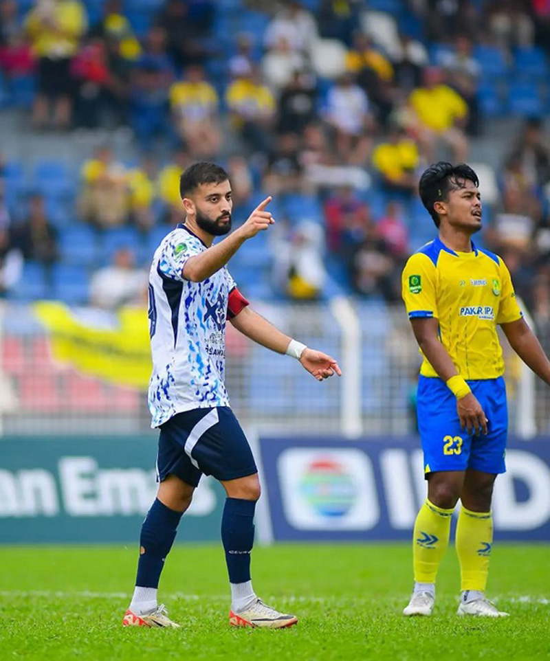 Kapten PSPS Pekanbaru asal Afghanistan Omid Popalzay (kiri) mencetak hat-trick ke gawang Persikota Tangerang di Stadion Benteng Reborn, tangerang, Rabu (25/9/2024).