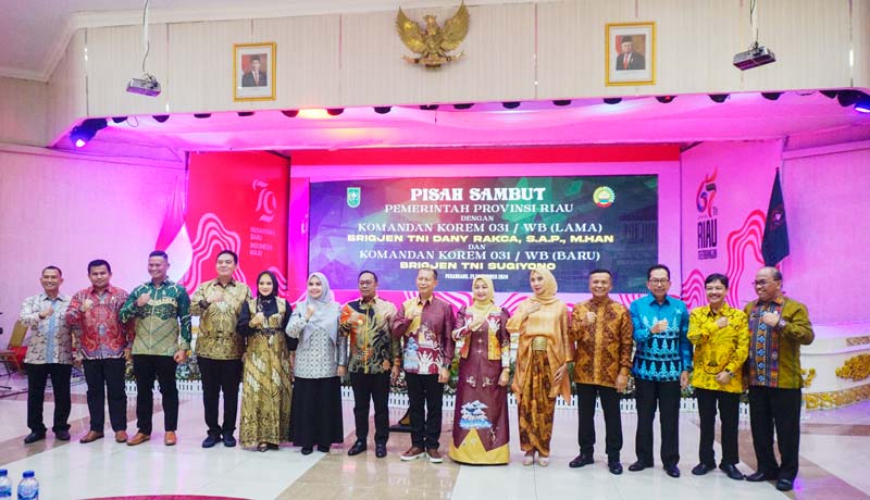 PJ Gubri, Kapolda Riau, Kajati Riau, Kepala BIN Riau, dan forkopimda lainnya berfoto bersama Komandan Korem 031/WB yang lama dan Komandan Korem 031/WB yang baru didampingi istri.