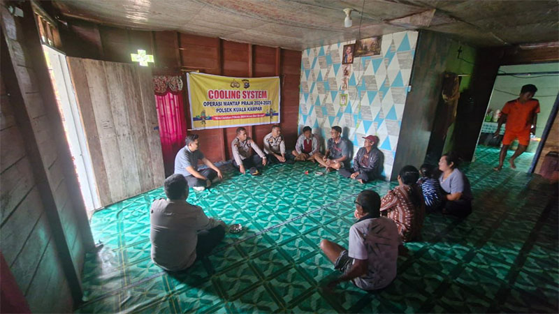 Petugas dari Unit Samapta Polsek Kuala Kampar Polres Pelalawan saat bersilaturahmi ke rumah-rumah warga, Kamis (26/9/2024).