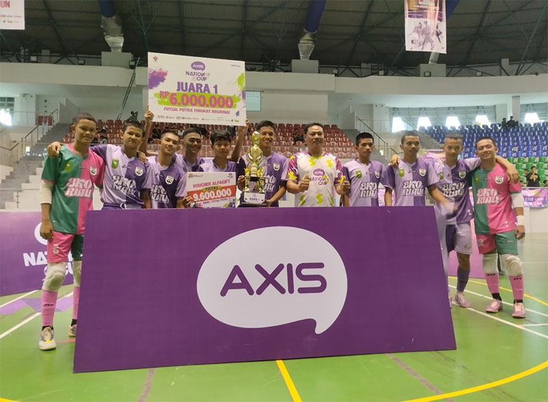 Head Sales W-Central Sumatra 1 XL Axiata, Oloan Monang Sinambela foto bersama tim futsal SMA Negeri Olahrag Provinsi Riau yang berhasil menjadi juara AXIS Nation Cup 2024, Ahad (22/9/2024).