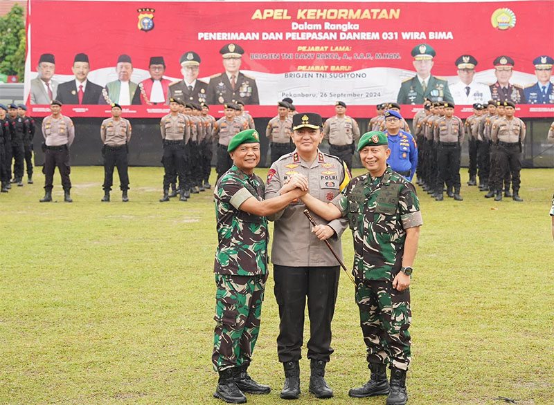 Danrem 031/WB yang baru Brigjen TNI Sugiyono dan Danrem 031/WB lama Brigjen TNI Dany Rakca salam komando dengan Kapolda Riau Irjen Pol Mohammad Iqbal di Mapolda Riau, Kamis (26/9/2024).