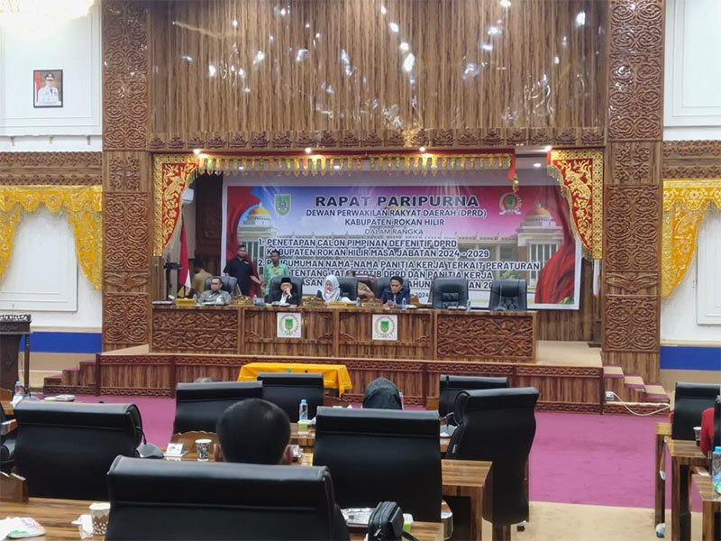 Pelaksanaan rapat paripurna penetapan calon pimpinan DPRD Rohil definitif dipimpin Ketua DPRD Rohil sementara, Ilhammi di Bagansiapiapi, baru baru ini.