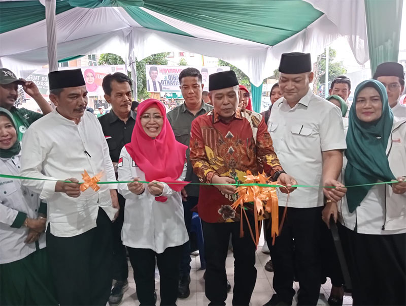 Calon Wali Kota Pekanbaru Intsiawati Ayus bersama Calon Wakil Wali Kota Taufik Arrakhman meresmikan posko pemenangan di Kecamatan Senapelan, Kamis (26/9/2024).