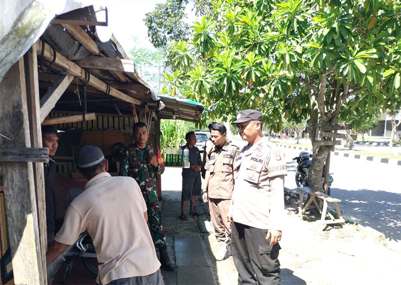 Petugas dari Polsek dan Koramil Pangkalan Kerinci, Pelalawan saat bersilaturahmi dengan ormas di Pangkalan Kerinci, Kamis (26/9/2024).