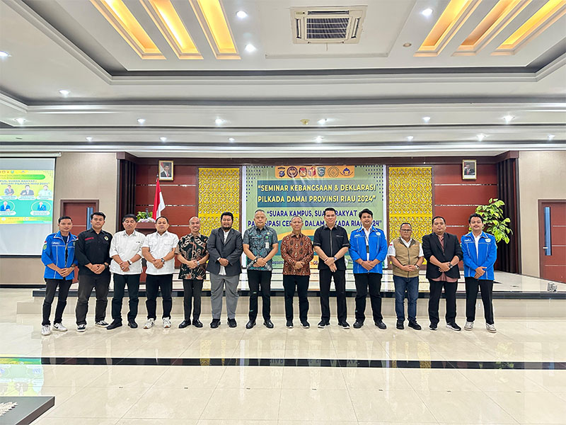 Foto bersama usai gelaran seminar kebangsaan dan deklarasi pilkada damai 2024 ditaja BEM UIR, Kamis (26/9/2024).