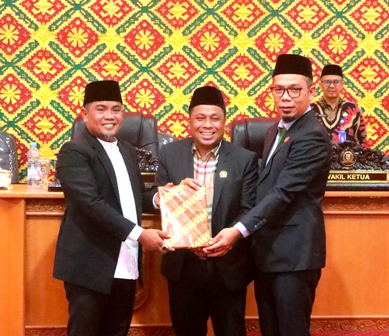 Bupati Pelalawan H Zukri SE menyerahkan KUA-PPAS  APBD-P 2024 yang diterima Wakil Ketua 1 Baharudin SH MH didampingi Wakil Ketua 2 Tengku Azriwardi ST