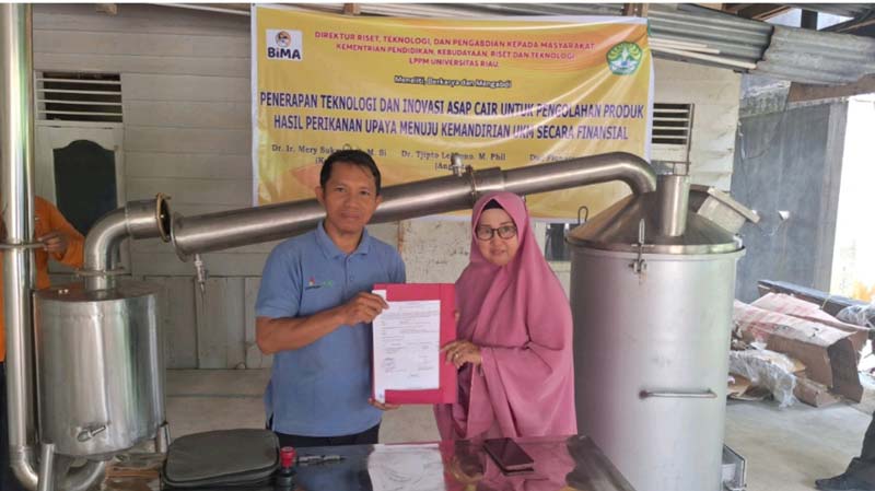 Ketua tim pelaksana pengabdian masyarakat Dr Mery Sukmiwati (kanan) menyerahkan alat pirolisator kepada kelompok UMKM B@ngkit.com