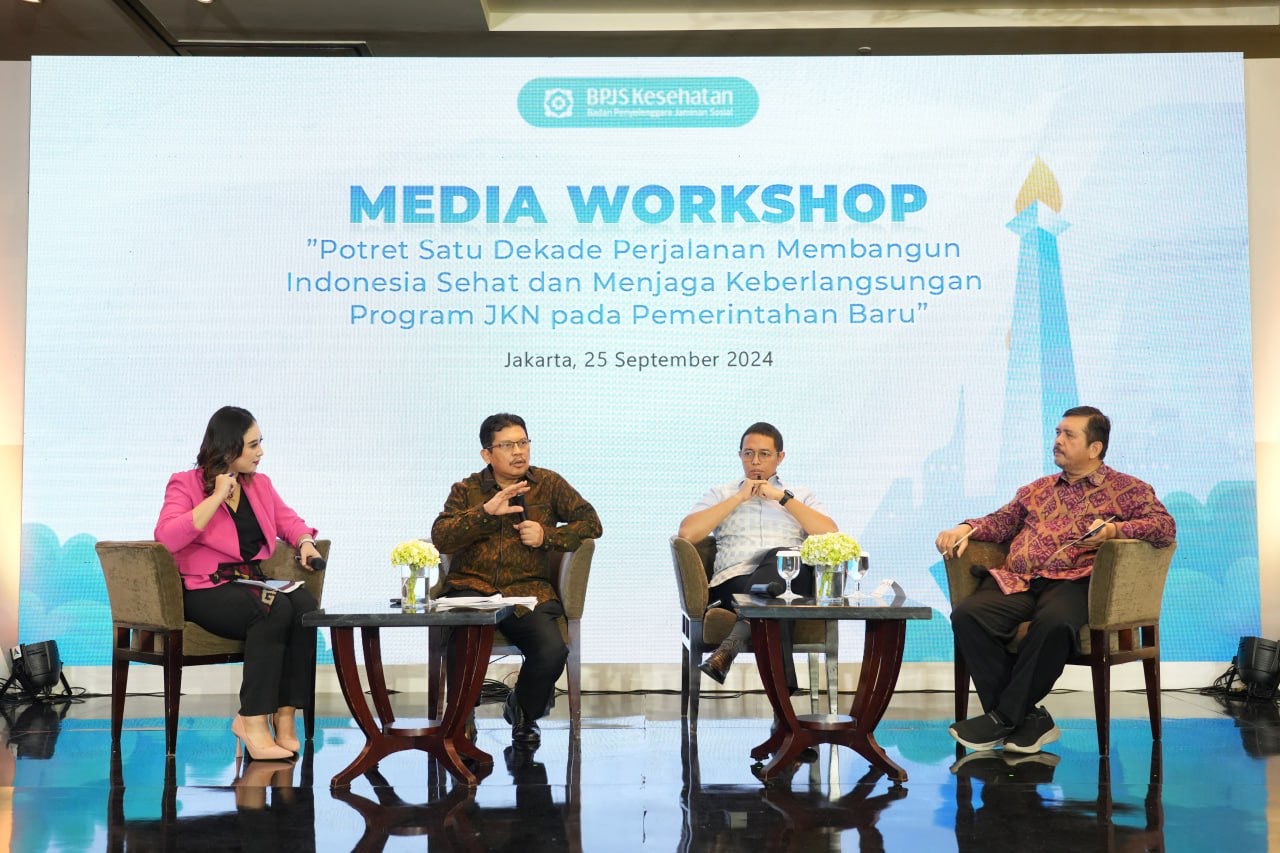Direktur Utama BPJS Kesehatan, Ghufron Mukti (dua kiri) bersama para narasumber memaparkan pencapaian BPJS Kesehatan melalui Media Workshop.