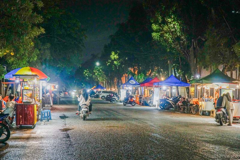 Pedagang kaki lima (PKL) berjualan kuliner di Jalan&nbsp;Cut&nbsp;Nyak&nbsp;Dhien di belakang Kantor Gubernur Riau, beberapa hari lalu.