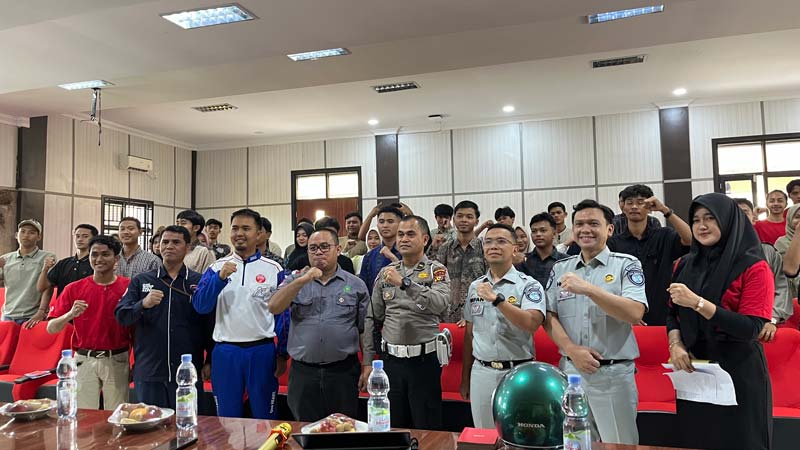 Narasumber pada seminar edukasi Berani Menjadi Generasi Cari Aman yang digelar PT Capella Dinamik Nusantara Riau berfoto bersama peserta sebelum acara di Kampus UIN Suska Riau
