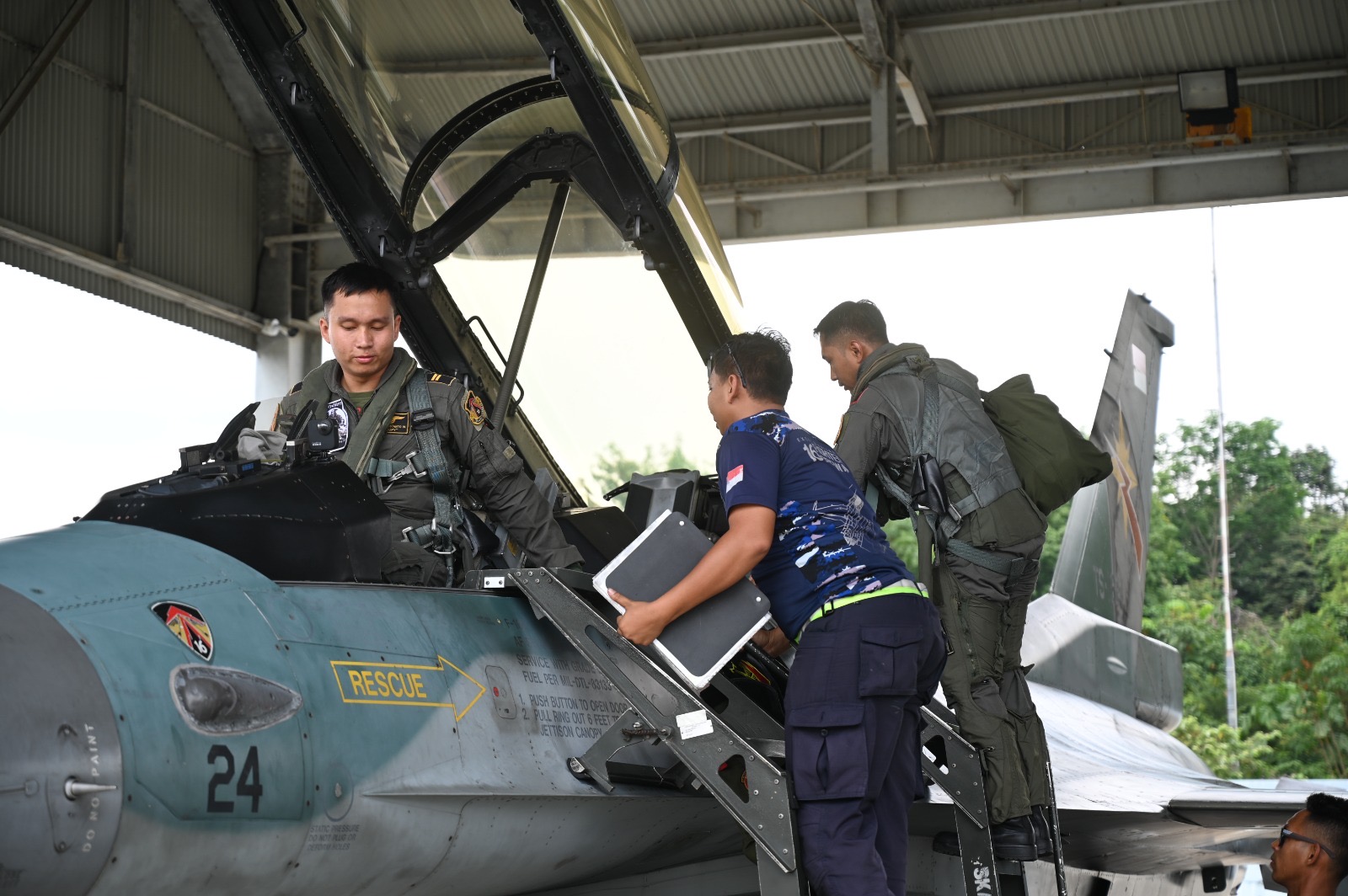 Penerbang F16 sedang persiapan di hanggar Lanud Roesmin Nurjadin, Pekanbaru sebelum terbang ke Jakarta, Rabu (25/9/2024).