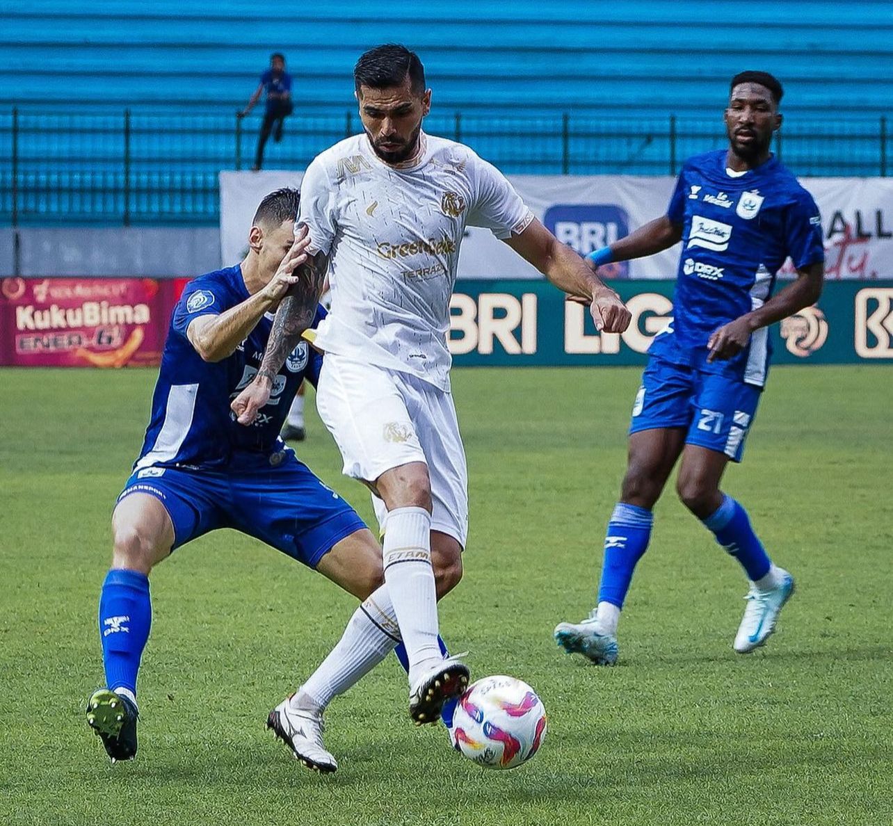 Pemain Arema FC dikawal dua pemain tuan rumah, dalam pertandingan Liga 1 Indonesia, PSIS vs Arema FC yang berakhir dengan skor 2-1 untuk kemenangan Singo Edan, Kamis (26/9/2024).