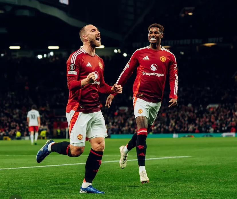 Christian Eriksen selebrasi usai mencetak gol.