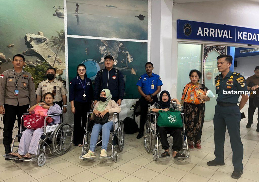 Lima PMI yang dideportasi dari Malaysia saat baru tiba di Pelabuhan Batam Center, Selasa (24/9/2024).