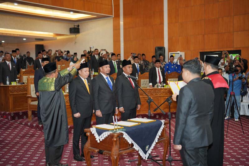Ketua Pengadilan Negeri (PN) Siak Muhammad Hibrian SH memandu pembacaan sumpah janji pimpinan DPRD Siak di ruang paripurna Putri Kaca Mayang, Gedung Panglima Ghimbam