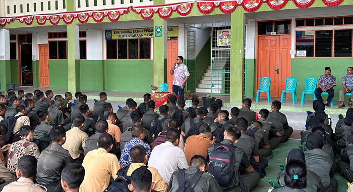 Kasubdit I Ditresnarkoba Polda Riau AKBP Boby Putra Ramadan Sebayang memberikan pemaparan bahaya narkoba dan ajakan untuk mewujudkan Pilkada damai di SMK Taruna Satria.
