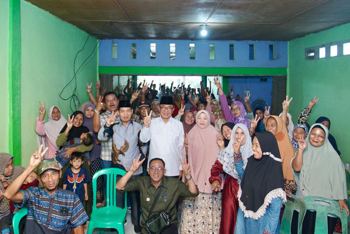 Cawagubri Muhammad Wardan foto bersama masyarakat Bengkalis usai kampanye untuk memenangkan nomor 2, Kamis (26/9/2024).