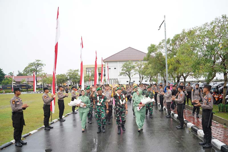 Danrem 031/WB yang baru Brigjen TNI Sugiyono dan pejabat Danrem 031/WB yang lama Brigjen TNI Dany Rakca Andalasawan saat disambut dalam Upacara Lepas Sambut di Mapolda Riau.