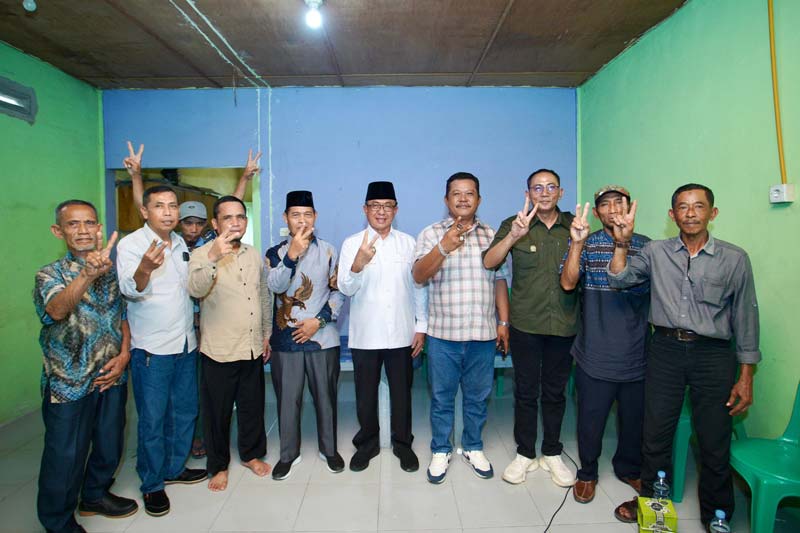 Calon Wakil Gubernur Riau Muhammad Wardan foto bersama perwakilan masyarakat usai kampanye di Bengkalis, Kamis (26/9/2024).
