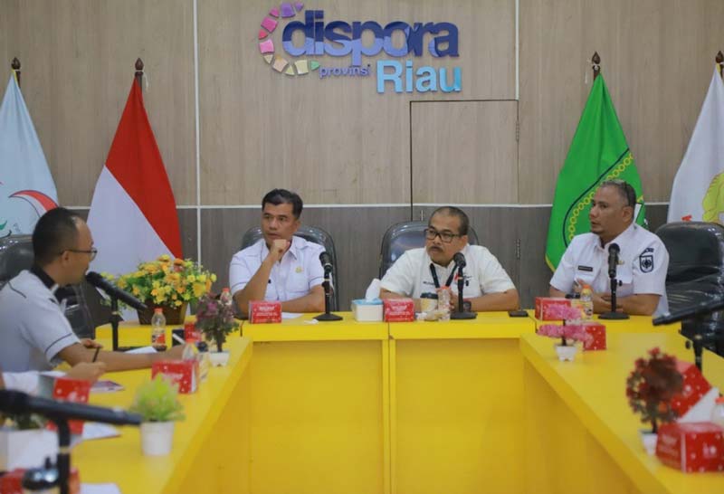 Plh Kepala Dinas Kepemudaan dan Olahraga (Kadispora) Provinsi Riau Helfandi (dua kanan) beserta jajaran saat memimpin rapat koordinasi  terkait kerja sama pengelolaan prasarana olahraga.