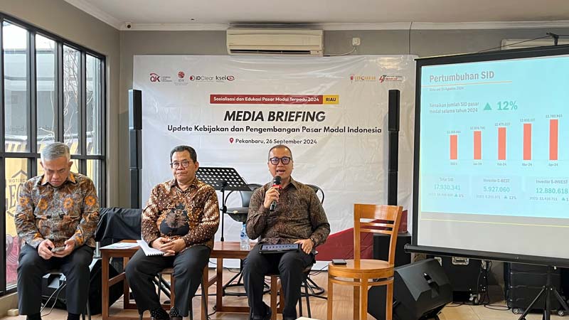 Direktur Pengawasan Transaksi dan Kepatuhan BEI, Kepala Departemen Pengawasan Pengelolaan Investasi dan Pasar Model Regional OJK dan Direktur KSEI, memaparkan materi dalam acara SEPMT 2024